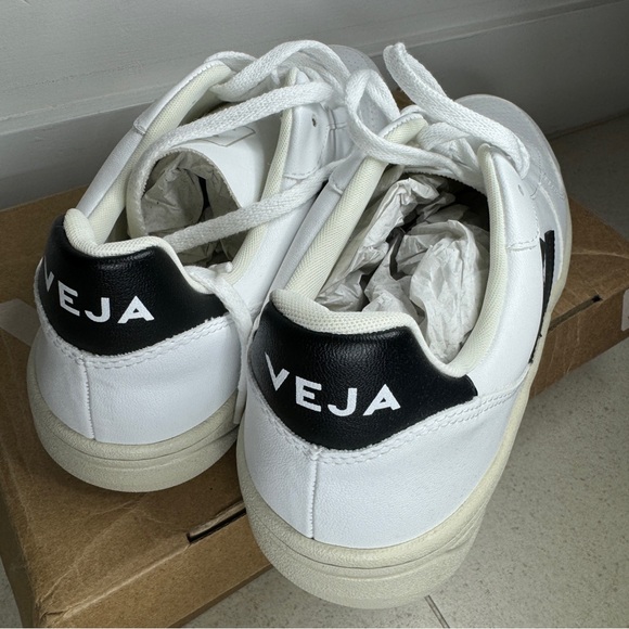 NIB VEJA V-10 Men’s Lace Up Sneakers in White/Black - Size 11.5 - Picture 3 of 9